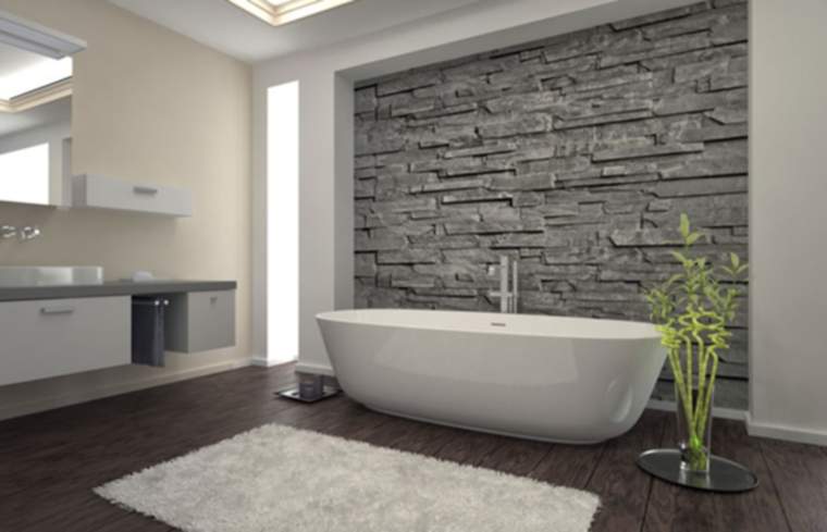 idee-bagno-parete-pietra-decorazione-floreale